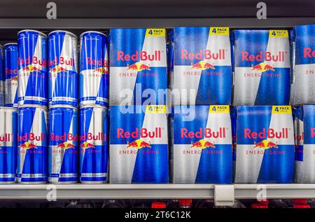 Italien - 09. November 2023: Red Bull in verpackten Dosen im Regal zum Verkauf in einem italienischen Supermarkt Stockfoto