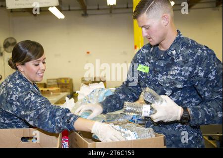 USS America Sailors Volunteer bei der Food Bank während der LA Fleet Week 160831 Stockfoto