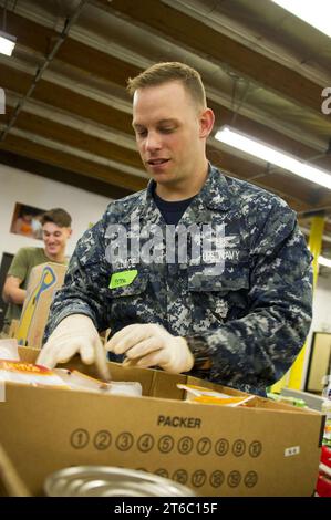 USS America Sailors Volunteer bei der Food Bank während der LA Fleet Week 160831 Stockfoto