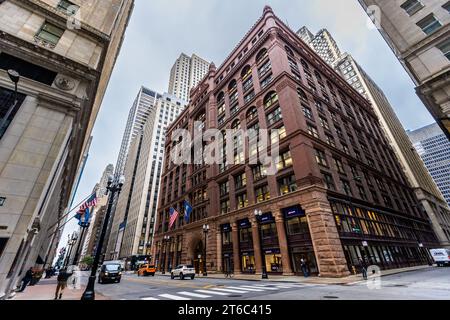 Das Rookery Building, entworfen von den Architekten Burnham und Root, wurde ursprünglich 1888 fertiggestellt. Architekt Frank Lloyd Wright entwarf die zweistöckige, beleuchtete Lobby 1905 neu. Die Rookery ist eine der berühmtesten Adressen in Chicago. Rookery Building aus dem Jahr 1888 in Downtown Chicago, Illinois, USA. Chicagos ältestes Hochhaus mit romanischer Struktur hat eine von Frank Lloyd Wright entworfene Lobby Stockfoto