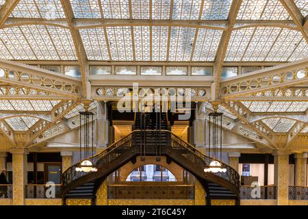 Lobby Rookery Buidling. Das Rookery Building, entworfen von den Architekten Burnham und Root, wurde ursprünglich 1888 fertiggestellt. Architekt Frank Lloyd Wright entwarf die zweistöckige, beleuchtete Lobby 1905 neu. Die Rookery ist eine der berühmtesten Adressen in Chicago. Rookery Building aus dem Jahr 1888 in Downtown Chicago, Illinois, USA. Chicagos ältestes Hochhaus mit romanischer Struktur hat eine von Frank Lloyd Wright entworfene Lobby Stockfoto