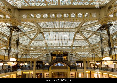 Lobby Rookery Buidling. Das Rookery Building, entworfen von den Architekten Burnham und Root, wurde ursprünglich 1888 fertiggestellt. Architekt Frank Lloyd Wright entwarf die zweistöckige, beleuchtete Lobby 1905 neu. Die Rookery ist eine der berühmtesten Adressen in Chicago. Rookery Building aus dem Jahr 1888 in Downtown Chicago, Illinois, USA. Chicagos ältestes Hochhaus mit romanischer Struktur hat eine von Frank Lloyd Wright entworfene Lobby Stockfoto
