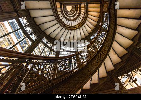 Rookery Buidling Treppe. Das Rookery Building, entworfen von den Architekten Burnham und Root, wurde ursprünglich 1888 fertiggestellt. Architekt Frank Lloyd Wright entwarf die zweistöckige, beleuchtete Lobby 1905 neu. Die Rookery ist eine der berühmtesten Adressen in Chicago. Rookery Building aus dem Jahr 1888 in Downtown Chicago, Illinois, USA. Chicagos ältestes Hochhaus mit romanischer Struktur hat eine von Frank Lloyd Wright entworfene Lobby Stockfoto