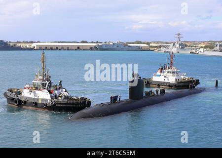 Die USS Asheville (SSN 758) bereitet sich auf das Anlegen an den U-Boot-Tender USS Emory S. Land (AS 39) im APRA Harbor, Guam vor. (51842501081) Stockfoto