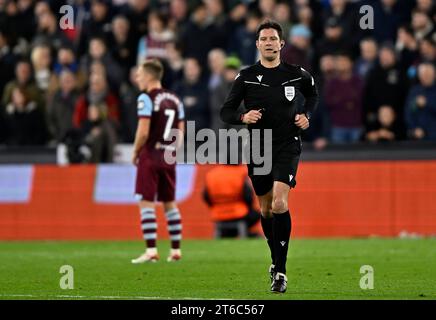 London, Großbritannien. November 2023. Matej Jug (Schiedsrichter, SVN) während des Spiels West Ham gegen Olympiakos UEFA Europa League, Gruppe A, im London Stadium Stratford. Quelle: MARTIN DALTON/Alamy Live News Stockfoto