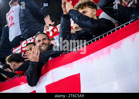 Freiburg Im Breisgau, Deutschland. November 2023. Fußball: Europa League, SC Freiburg - TSC Backa Topola, Gruppenphase, Gruppe A, Spieltag 4, Europa-Park Stadium. Freiburger Lucas Höler (Mitte l) jubelt nach dem Spiel mit den Fans auf der Tribüne. Quelle: Tom Weller/dpa/Alamy Live News Stockfoto