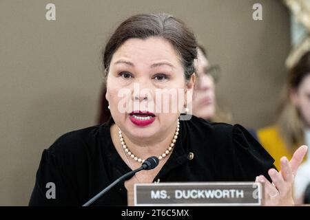 Washington, Usa. November 2023. US-Senatorin Tammy Duckworth (D-IL) sprach bei einer Anhörung des Unterausschusses für Flugsicherheit, Flugbetrieb und Innovation des Senats für Handel, Wissenschaft und Verkehr im US-Kapitol. Quelle: SOPA Images Limited/Alamy Live News Stockfoto