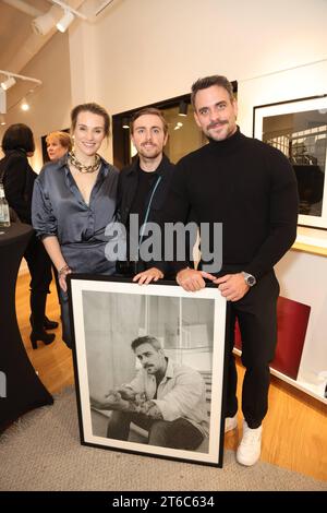 Marc Barthel und Anna Hofbauer, Vernissage von Luca Labbadia in der Livia Lisboa Fotokunst Galerie am 9.11.2023, Stadthöfe Hamburg *** Marc Barthel und Anna Hofbauer, Vernissage von Luca Labbadia in der Livia Lisboa Fotokunst Galerie am 9 11 2023, Stadthöfe Hamburg Credit: Imago/Alamy Live News Stockfoto