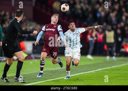 London, Großbritannien. November 2023. Jarrod Bowen von West Ham United kämpft am 9. November 2023 gegen Francisco Ortega von Olympiakos während des Spiels West Ham United FC gegen Olympiakos FC UEFA Europa League Group A im London Stadium, London, England, Vereinigtes Königreich Credit: Every Second Media/Alamy Live News Stockfoto