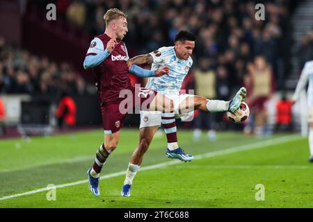 London, Großbritannien. November 2023. Jarrod Bowen von West Ham United kämpft am 9. November 2023 gegen Francisco Ortega von Olympiakos während des Spiels West Ham United FC gegen Olympiakos FC UEFA Europa League Group A im London Stadium, London, England, Vereinigtes Königreich Credit: Every Second Media/Alamy Live News Stockfoto