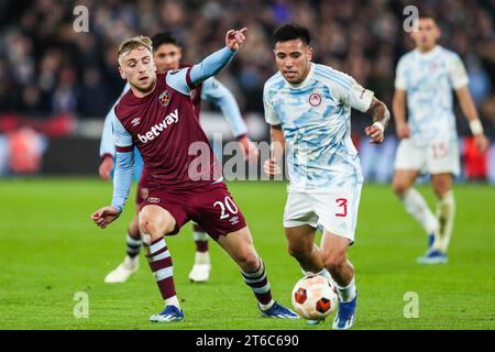 London, Großbritannien. November 2023. Jarrod Bowen von West Ham United kämpft am 9. November 2023 gegen Francisco Ortega von Olympiakos während des Spiels West Ham United FC gegen Olympiakos FC UEFA Europa League Group A im London Stadium, London, England, Vereinigtes Königreich Credit: Every Second Media/Alamy Live News Stockfoto