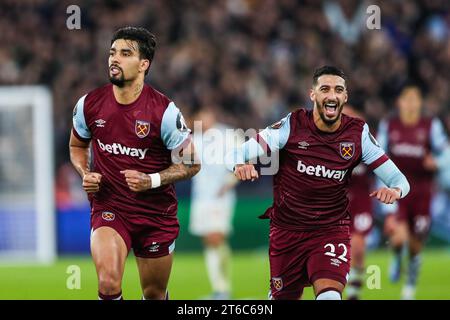 London, Großbritannien. November 2023. Lucas Paqueta (links) von West Ham United feiert den ersten Treffer ihrer Mannschaft zusammen mit West Ham United Said Benrahma (rechts) während des Spiels West Ham United FC gegen Olympiakos FC UEFA Europa League Group A im London Stadium, London, England, Vereinigtes Königreich am 9. November 2023 Guthaben: Jede Zweite Media/Alamy Live News Stockfoto