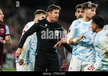 London, Großbritannien. November 2023. Schiedsrichter Matej Jug während des Spiels West Ham United FC gegen Olympiakos FC UEFA Europa League Group A im London Stadium, London, England, Vereinigtes Königreich am 9. November 2023 Credit: Every Second Media/Alamy Live News Stockfoto