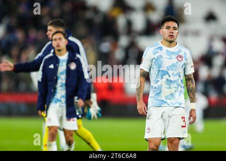 London, Großbritannien. November 2023. Olympiakos’ Francisco Ortega nach dem letzten Pfiff während des Spiels West Ham United FC gegen Olympiakos FC UEFA Europa League Group A im London Stadium, London, England, Großbritannien am 9. November 2023 Credit: Every Second Media/Alamy Live News Stockfoto