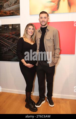 HSV-Torwart Daniel Heuer Fernandes mit der schwangeren Ehefrau Joana, Vernissage von Luca Labbadia in der Livia Lisboa Fotokunst Galerie am 9.11.2023, Stadthöfe Hamburg *** HSV Torhüter Daniel Heuer Fernandes mit seiner schwangeren Frau Joana, Vernissage von Luca Labbadia in der Livia Lisboa Fotokunst Galerie am 9 11 2023, Stadthöfe Hamburg Credit: Imago/Alamy Live News Stockfoto