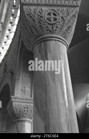 022 glatte Marmorsäulen und reich geschnitzte Kapitelle, kreisförmiges Kirchenschiff der Auferstehung Christi Orthodoxe Kathedrale. Tirana-Albanien. Stockfoto