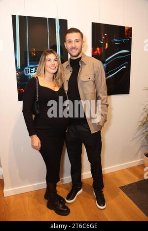HSV-Torwart Daniel Heuer Fernandes mit der schwangeren Ehefrau Joana, Vernissage von Luca Labbadia in der Livia Lisboa Fotokunst Galerie am 9.11.2023, Stadthöfe Hamburg *** HSV Torhüter Daniel Heuer Fernandes mit seiner schwangeren Frau Joana, Vernissage von Luca Labbadia in der Livia Lisboa Fotokunst Galerie am 9 11 2023, Stadthöfe Hamburg Credit: Imago/Alamy Live News Stockfoto