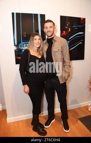 HSV-Torwart Daniel Heuer Fernandes mit der schwangeren Ehefrau Joana, Vernissage von Luca Labbadia in der Livia Lisboa Fotokunst Galerie am 9.11.2023, Stadthöfe Hamburg *** HSV Torhüter Daniel Heuer Fernandes mit seiner schwangeren Frau Joana, Vernissage von Luca Labbadia in der Livia Lisboa Fotokunst Galerie am 9 11 2023, Stadthöfe Hamburg Credit: Imago/Alamy Live News Stockfoto