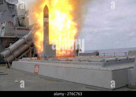 Die USS Barry startet während des Valiant Shield 2016 eine U-Boot-Rakete. (29750275701) Stockfoto