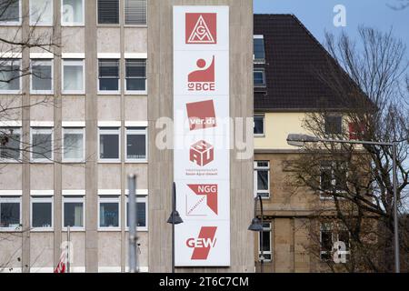 Bild eines Schildes mit den Logos der zum DGB gehörenden Gewerkschaften in ihrem Büro in Köln. Der Deutsche Gewerkschaftsbund (Deutsch: De Stockfoto