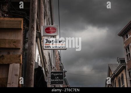 Bild eines Schildes mit dem Logo von Jupiler auf dem Händler in Lüttich, belgien. Jupiler ist ein 1966 eingeführtes belgisches Bier, das heute von Anheuser-B gebraut wird Stockfoto