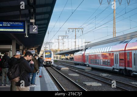 Bild eines RRX-Zuges, der nach Essen Hbf fährt. Der Rhein-Ruhr-Express ist ein großes Verkehrsprojekt in Nordrhein-West Stockfoto