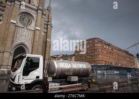 Bild eines Tankwagens mit Trinkwasser im Bereitschaftszustand im Stadtzentrum von Novi Sad, Serbien, der darauf wartet, Wasser zu verteilen. Stockfoto