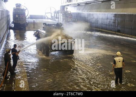 USS BATAAN (LINKSLENKUNG 5) 140407 Stockfoto