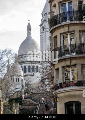Die weißen Kuppeln des Sacre-Coeur-Turms über dem Viertel Montmartre in Paris, Frankreich Stockfoto