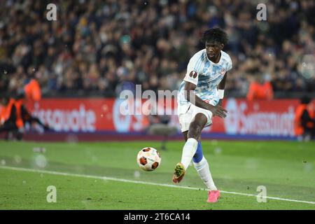 London, Großbritannien. November 2023. London, England, 9. November 2023: Jackson Porozo (25 Olympiacos) macht einen Pass während des Spiels der UEFA Europa League zwischen West Ham United und Olympiacos im London Stadium (Alexander Canillas/SPP) Credit: SPP Sport Press Photo. /Alamy Live News Stockfoto