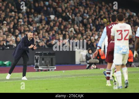 London, Großbritannien. November 2023. Olympiacos-Trainer Diego Martinez während des Spiels der UEFA Europa League zwischen West Ham United und Olympiacos Piräus im London Stadium, Queen Elizabeth Olympic Park, London, England am 9. November 2023. Foto von Joshua Smith. Nur redaktionelle Verwendung, Lizenz für kommerzielle Nutzung erforderlich. Keine Verwendung bei Wetten, Spielen oder Publikationen eines einzelnen Clubs/einer Liga/eines Spielers. Quelle: UK Sports Pics Ltd/Alamy Live News Stockfoto