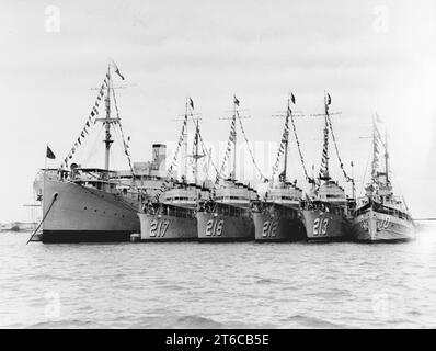 USS Black Hawk (AD-9), USS Whipple (DD-217), USS John D. Edwards (DD-216), USS Smith Thompson (DD-212), USS Barker (DD-213) und USS Heron (AM-10) vor Anker in Manila am 15. November 1935 Stockfoto