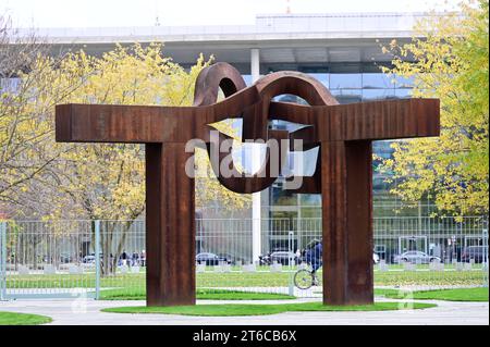 Blick vom Bundeskanzleramt auf den Ehrenhof mit der Eisenskulptur des Bildhauers Eduardo Chillida. Berlin, 09.11.2023 Stockfoto