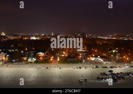 KHARKIV, UKRAINE - 25. OKTOBER 2019 aus der Luft bei Sonnenuntergang mit den Straßen des Stadtzentrums von Charkiw. Autos, die das Wohnviertel fahren Stockfoto