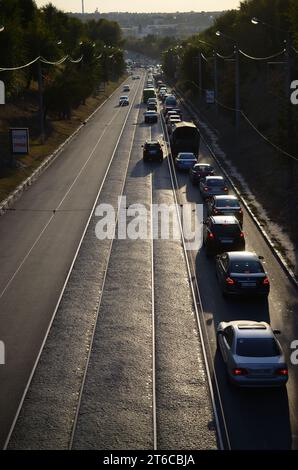 KHARKIV, UKRAINE - 25. OKTOBER 2019 aus der Luft bei Sonnenuntergang mit den Straßen des Stadtzentrums von Charkiw. Autos, die das Wohnviertel fahren Stockfoto