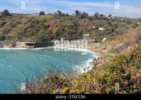 Der Hafen und die Meeresmauern von Lamorna Cove, Cornwall, West Country, England, Großbritannien Stockfoto