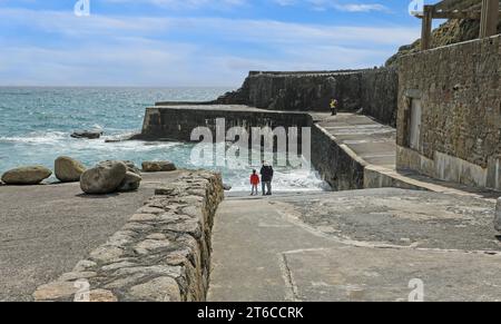 Der Hafen und die Meeresmauern von Lamorna Cove, Cornwall, West Country, England, Großbritannien Stockfoto