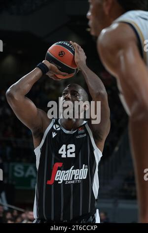 Madrid, Spanien. November 2023. Dunston Bryant aus Bologna während des Turkish Airlines EuroLeague-Spiels zwischen Real Madrid und Virtus Segafredo Bologna am 9. November 2023 im Wizink Center in Madrid. (Foto: Oscar Gonzalez/SIPA USA) (Foto: Oscar Gonzalez/SIPA USA) Credit: SIPA USA/Alamy Live News Stockfoto