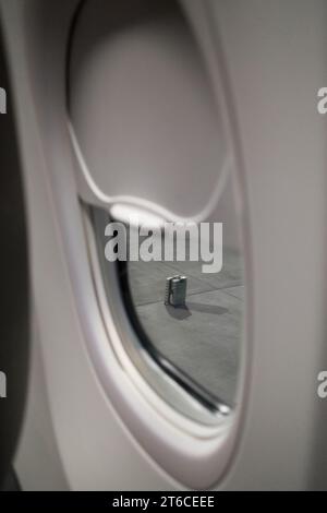 Seattle, USA. Oktober 2023. Die Gepäcktasche wurde vor einem Flugzeug auf dem Tarmac in Seatac abgelegt Stockfoto