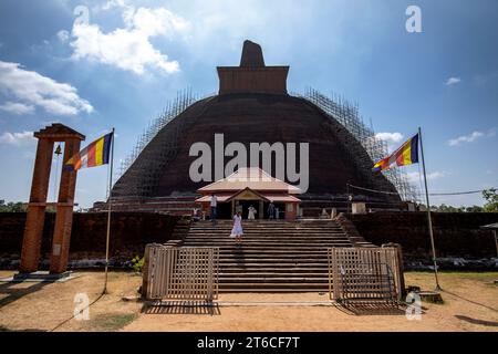 Der Jetawanaramaya Dagoba in der antiken Stadt Anuradhapura in Sri Lanka. Sie wurde im 3. Jahrhundert erbaut. Stockfoto