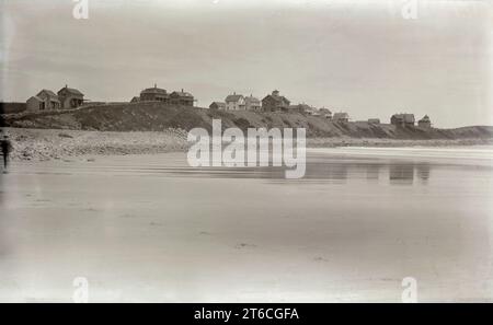 Antikes Foto um 1885, Häuser auf dem Dover Bluff vom Long Sands Beach in Cape Neddick, York, Maine. QUELLE: ORIGINAL 5X8 GLAS NEGATIV Stockfoto