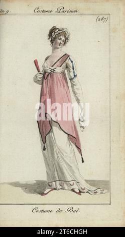 Modische Frau im luxuriösen Ballkleid, 1801. Ihr Haar ist mit einem Blattkranz verziert, und ihr Kleid hat eine rosa Quastenschürze unter einem geschnürten Oberteil über einem langen weißen Rock. Kostüm de Bal. Handkolorierter Kupferstich aus Pierre de la Mesangeres Journal des Modes et Dames, Paris, 1801. Die Illustrationen in Band 4 stammen von Carle Vernet, Bosio, Dutailly und Philibert Louis Debucourt. Stockfoto