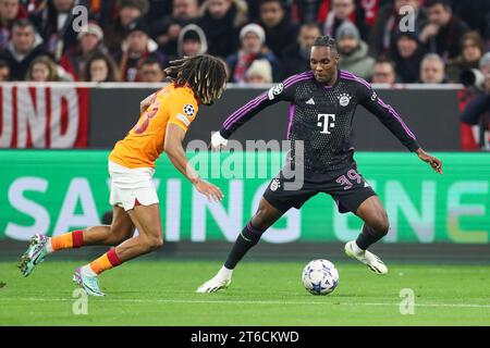 München, Deutschland. November 2023. Bayern München Stürmer Mathys Tel (39) kämpft am 8. November 2023 gegen Galatasaray-Verteidiger Sacha Boey (93) während des Spiels Bayern München FC gegen Galatasaray A.S. FC UEFA Champions League Group A in der Allianz Arena, München. Credit: Every Second Media/Alamy Live News Stockfoto