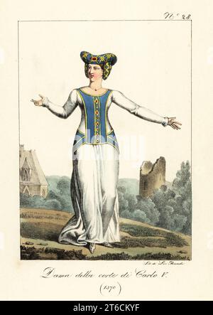 Dame am Hof von König Karl V. von Frankreich, 1370. Mit Schmucksteinen, gehörntem Kopfschmuck, weißem Kleid mit blau gestickter Vorderseite, weißen Hausschuhen. Dame de la Cour de Charles V. handkolorierte Lithographie von Lorenzo Bianchi nach Hippolyte Lecomte aus Costumi civili e militari della monarchia francese dal 1200 al 1820, Neapel, 1825. Italienische Ausgabe der Lecomtes Zivil- und Militärkostüme der französischen Monarchie von 1200 bis 1820. Stockfoto