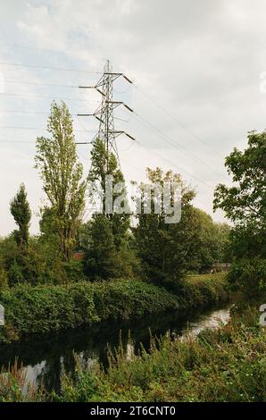Der Coppermill River auf den Walthamstow Wetlands im frühen Herbst, London UK Stockfoto
