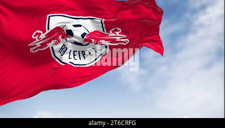 Leipzig, DE, 2. November 2023: RB Leipzig-Flagge winkt an einem klaren Tag. Deutscher Profisportverein mit Sitz in Leipzig. Illustratives redaktionelles 3D-Illustrat Stockfoto