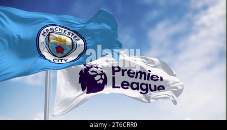 Manchester, UK, 10. September 2023: Die Flaggen von Manchester City und der Premier League wehen an klaren Tagen zusammen. Illustrative Editorial 3d Illustration rende Stockfoto