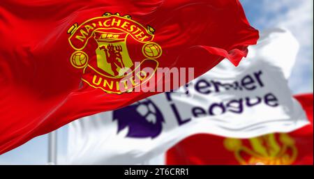 Manchester, Großbritannien, Juli 2 2023: Die Flaggen des Manchester United Football Club und der Premier League winken an klaren Tagen. Premier League-Profi-Team. Illustrierende edi Stockfoto