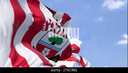Southampton, Großbritannien, 5. Oktober 2023: Nahaufnahme der Flagge des Southampton Football Club, die an einem klaren Tag im Wind winkt. Englischer Profifußballverein. Krank Stockfoto
