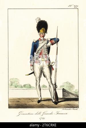 Grenadier der Französischen Garde, Elite-Infanterieregiment, 1786. In gefedertem Bärenfellhelm, blauem Fell mit Frosch und Schulterklappen, roter Weste, weißer Reithose, bewaffnet mit Schwert und Muskete mit Bajonett. Grenadier aux Gardes Francaises. Handkolorierte Lithographie von Lorenzo Bianchi und Domenico Cuciniello nach Hippolyte Lecomte aus Costumi civili e militari della monarchia francese dal 1200 al 1820, Neapel, 1825. Italienische Ausgabe der Lecomtes Zivil- und Militärkostüme der französischen Monarchie von 1200 bis 1820. Stockfoto